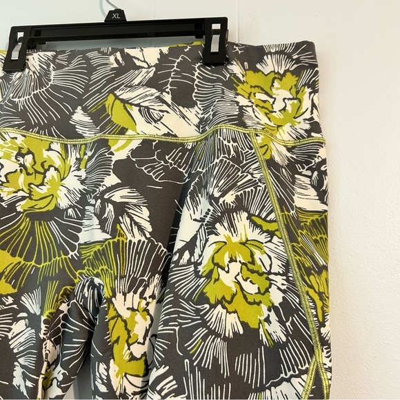 Natori‎ Gray and Green Floral Leggings new size XL. - Picture 2 of 6